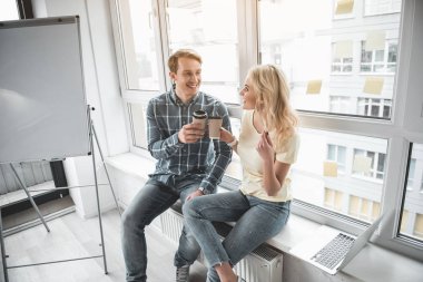 Ofis çalışanları sıcak içecek içme