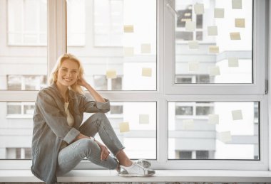 Dinlenme pencere kenarına alarak gülümseyen kadın