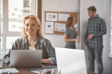 Sarışın Bayan görevlerini gerçekleştirme