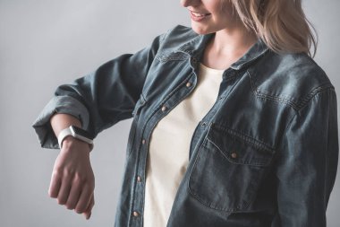 Gadget'ı bileğinde sahip genç bayan