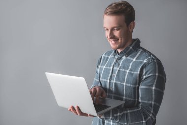 Yeni gadget satın sevindirici adam