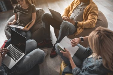 Ortak projede çalışan genç komutu