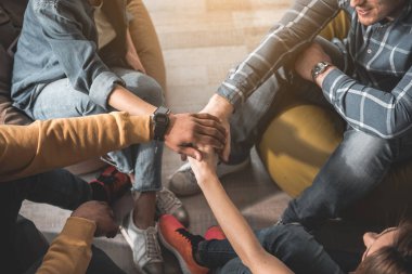 Bir grup insan birlikte ortak amaç için çekme