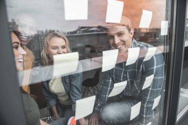 Mutlu insanlar başlangıç geliştirme düzeninin tartışıyor