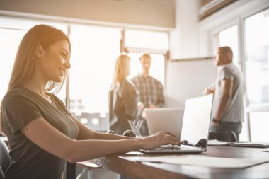 Çalışma görevlerini taşıyan genç komutu