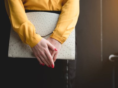Şık iş kadını taşıyan modaya uygun debriyaj