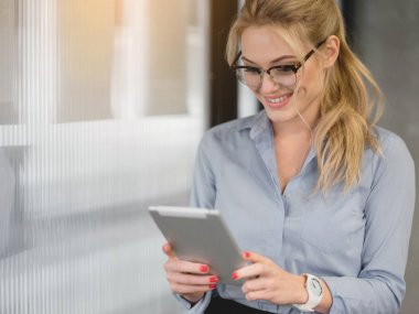 Kendine güvenen işkadını becerikli alet ile eğlenceli