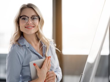 Mutlu genç kadın onun yeni iş projesi sunulması