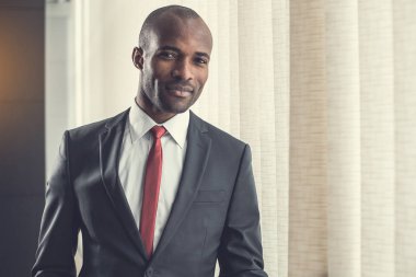 Giden işadamı çalışma ofisinde sahip