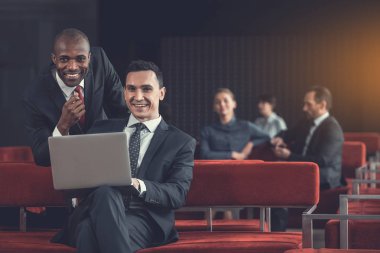 İyimser ortakları rahatlatıcı ile becerikli alet