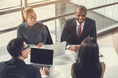 Mutlu meslektaşları takking emek sırasında