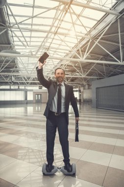 Memnun işadamı gadget'lar ile çalışma