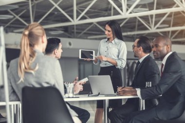Neşeli erkek sunu cihaz üzerinde gösteren