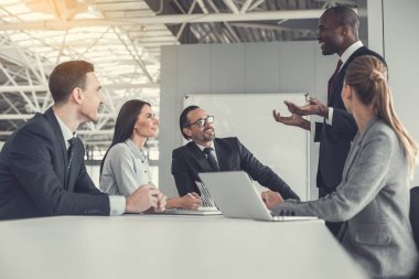 Mutlu bağlı memnun dinleme ilişkilendirmek