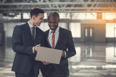 Işınlama meslektaşları dijital cihaz izlerken