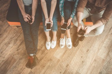 Dört genç insanların telefonlarında online iletişim tercih ederim.