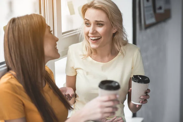 Twee blij dames vertellen van anekdotes — Stockfoto