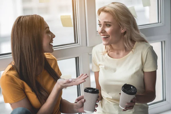 Vriendinnen die grappige verhalen vertellen — Stockfoto