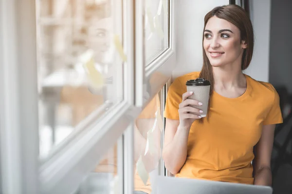 Drömmer damen tittar ut genom fönstret — Stockfoto