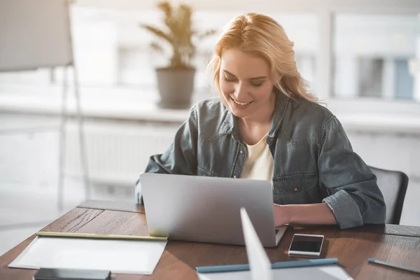 Kvinnlig student söker hennes uppgift i online — Stockfoto