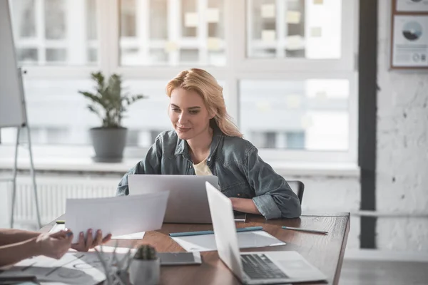 Calma dipendente femminile che lavora con il computer portatile — Foto Stock