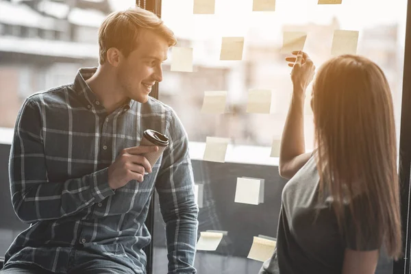 Man en vrouw maken van notities op het werk — Stockfoto