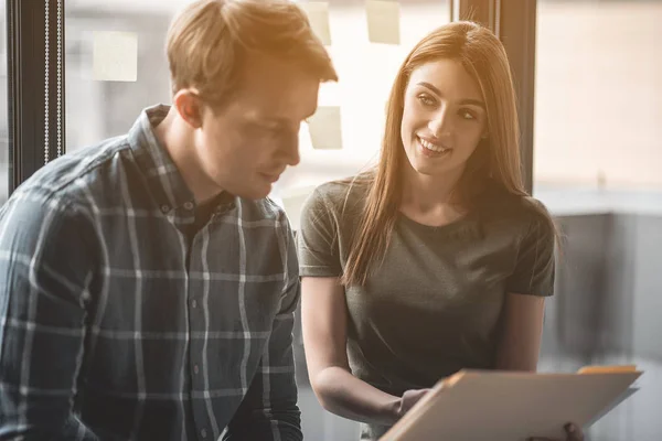 Collega's behandeling van de jaarrekening van de vennootschap — Stockfoto