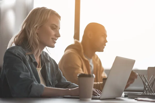 Los jóvenes pasan tiempo libre con gadgets — Foto de Stock