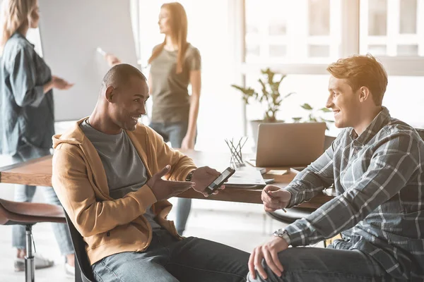 Vrolijke mensen die gemeenschappelijk onderwerp voor discussie — Stockfoto