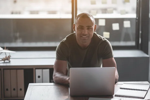 Afrikansk man surfar på internet — Stockfoto