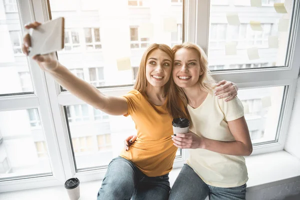 Inhoud vrouwelijke studenten maken selfie — Stockfoto