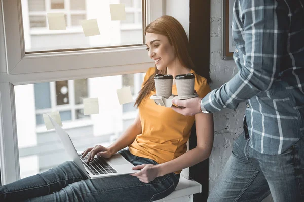 Guy aandacht te besteden aan zijn zakenpartner — Stockfoto