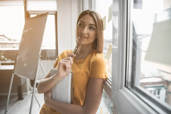 Zaměstnankyně s myslel během pracovní hodiny — Stock fotografie