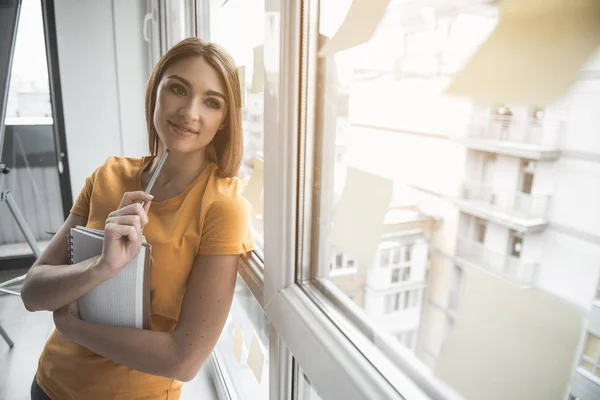 Uśmiecha się Pani psychicznego przerwę od pracy — Zdjęcie stockowe