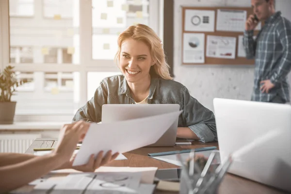 Jonge vrouw vinden plezier in werk — Stockfoto