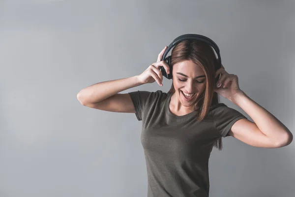 Persona femenina feliz con auriculares en la cabeza — Foto de Stock