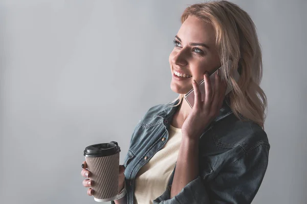 Chica alegre usando el teléfono móvil durante el descanso del café — Foto de Stock