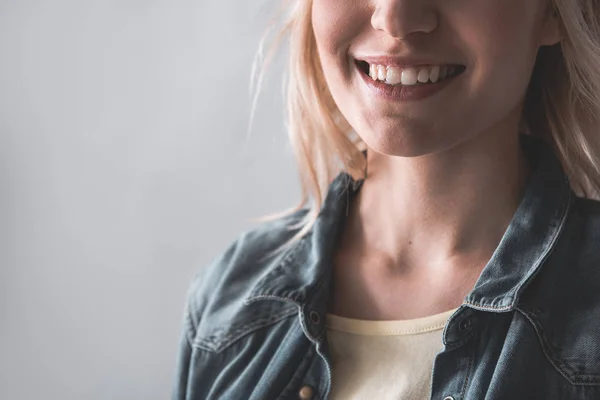 Estudante feminina com belo sorriso — Fotografia de Stock