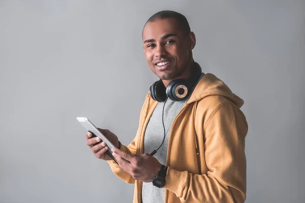 Geavanceerde jeugd met moderne technologie — Stockfoto