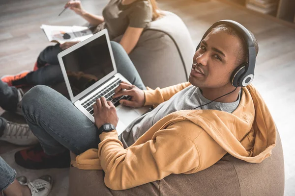 Mitarbeiter mit moderner Technik bei der Arbeit — Stockfoto