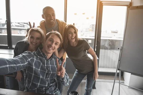 Obsah pracovníky, kteří selfie v úřadu — Stock fotografie