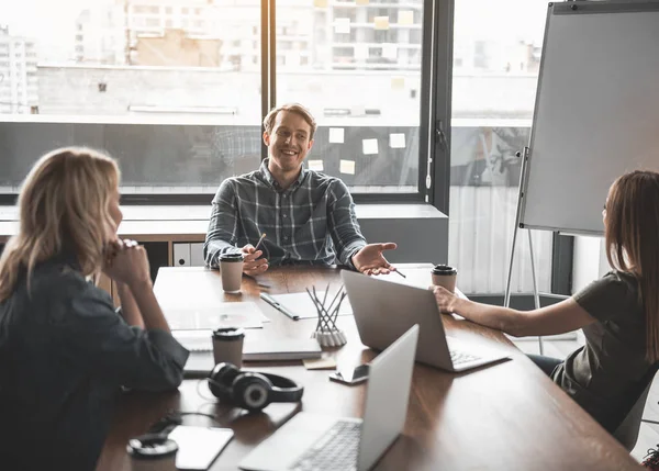 Grupo de empleados disfrutando de una pausa — Foto de Stock