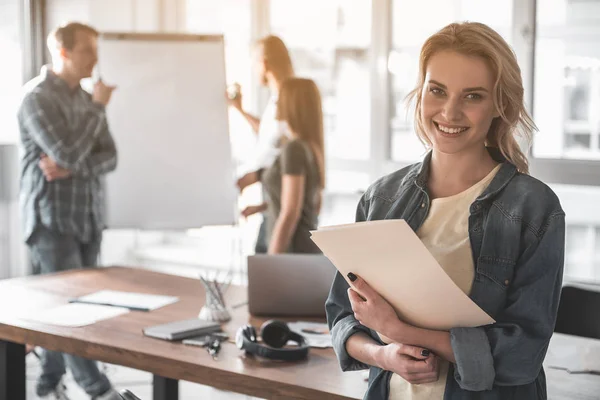 Mujer sonriente trabajando con su equipo — Foto de Stock