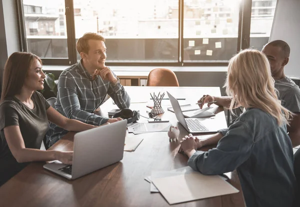 Équipe de cofondateurs dans le processus de travail — Photo