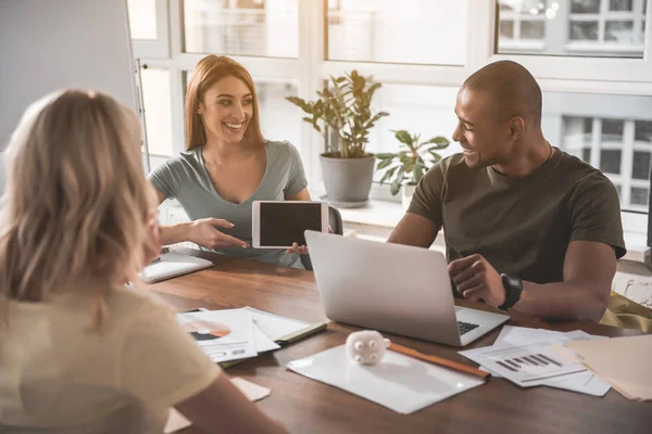 Gelukkige mensen houden Lift worp — Stockfoto