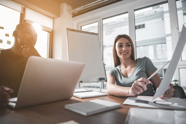 Junge Kerle und Mädchen arbeiten zusammen — Stockfoto