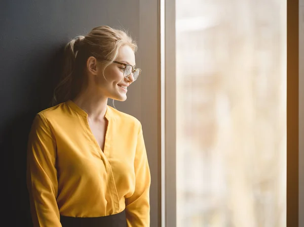 Elegante dama de negocios mirando por la ventana —  Fotos de Stock