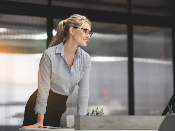 Hübsche Geschäftsfrau lacht im Büro — Stockfoto