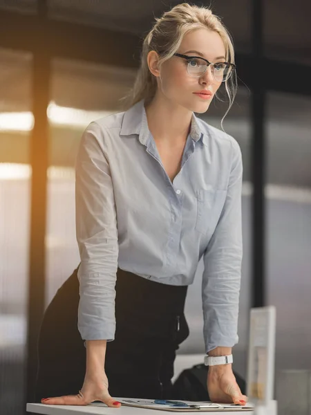 Vertrouwen vrouwelijke baas uiting geven aan haar ernst — Stockfoto