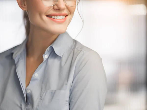 Empresária feliz expressando emoções positivas — Fotografia de Stock